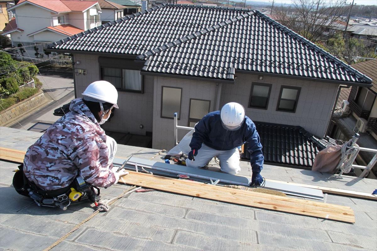 屋根の板金工事を進めるスタッフたち_R